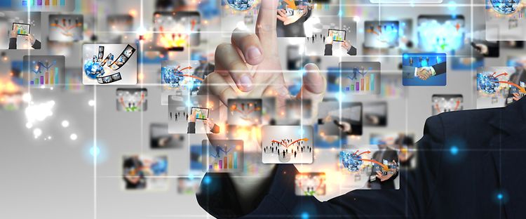 Businessman pressing business communication_[MAM-49795] (1)