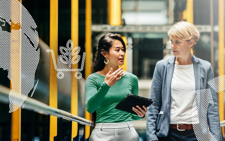 Zwei Frauen im Gespräch gehen durch Lager. Grafische Elemente als Zusatzebene: Weltkugel, nachhaltiger Einkauf, Kreislauf.