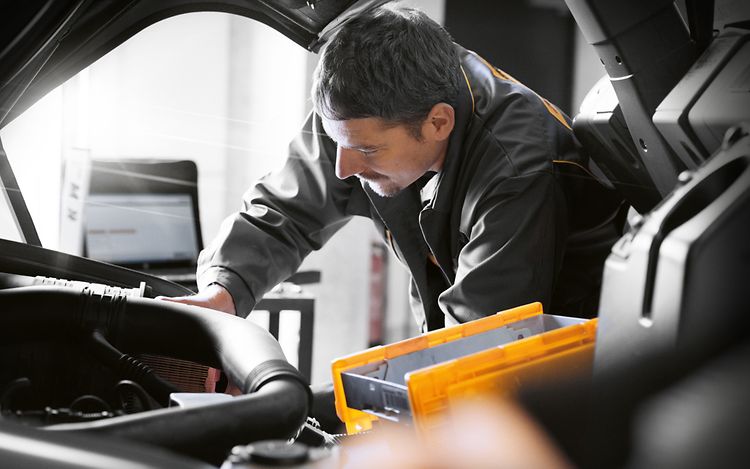 Service engineer at work_[MAM-40774]