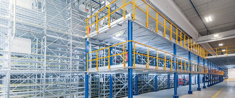 Logistiklösning med entresol från Jungheinrich till kunden Birner.