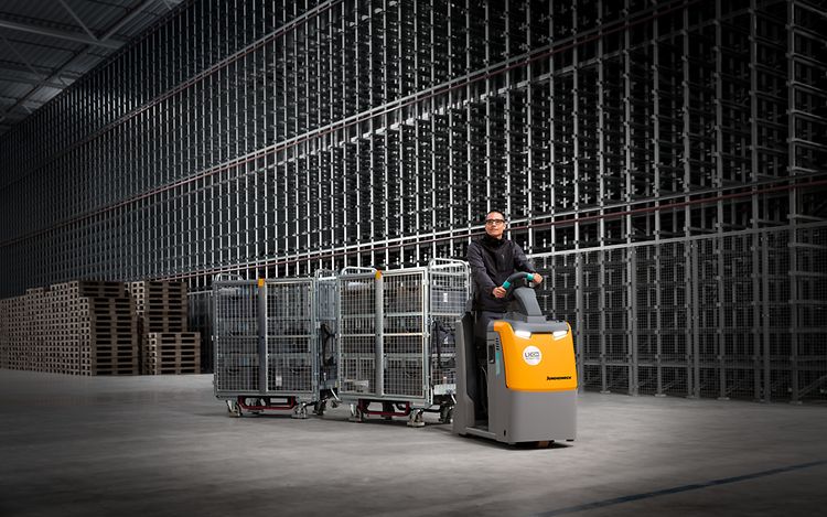 EZS 130 – The tow tractor for tight spaces