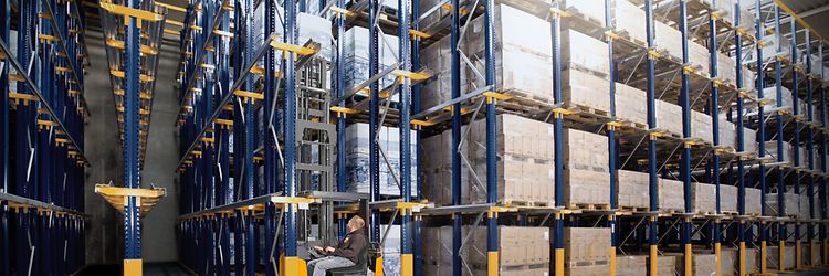 Regały magazynowe – skuteczny sposób na szeregowe magazynowanie towarów