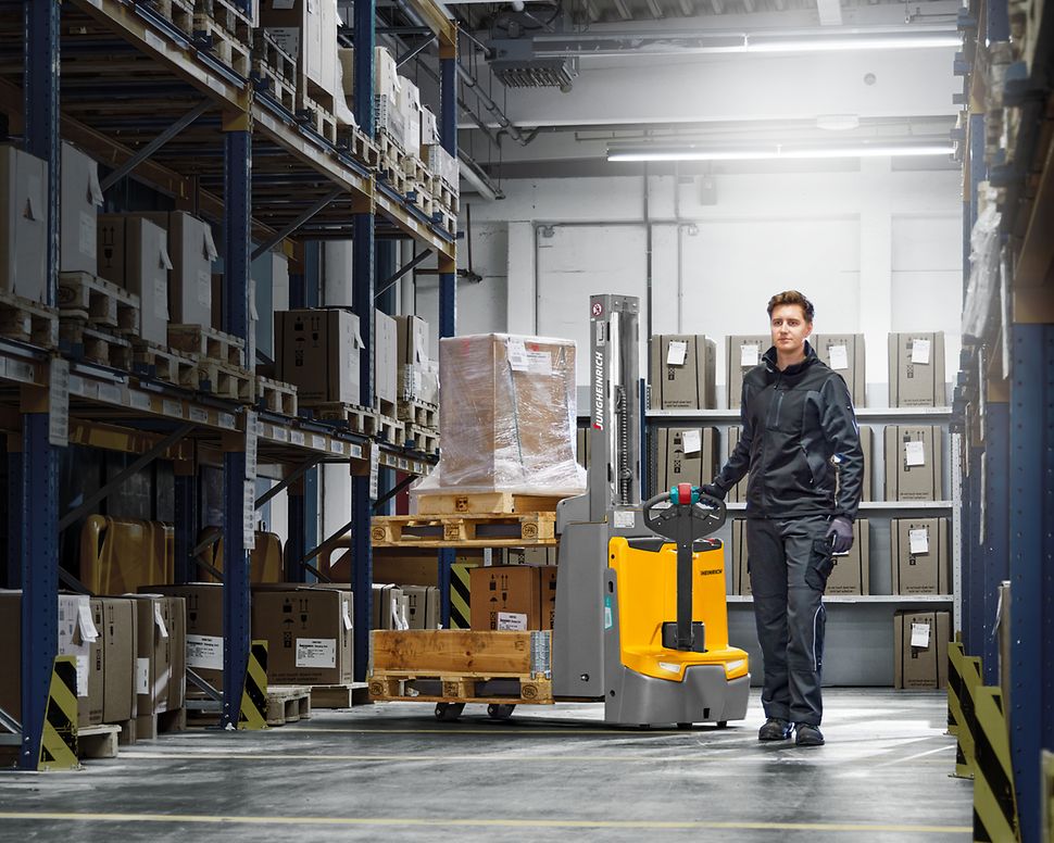 Stage Short distance stackers