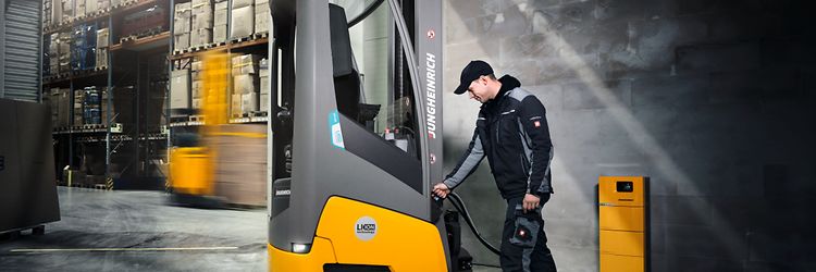 Wózek widłowy wysokiego składowania Jungheinrich – wydajna praca dzięki akumulatorom litowo-jonowym