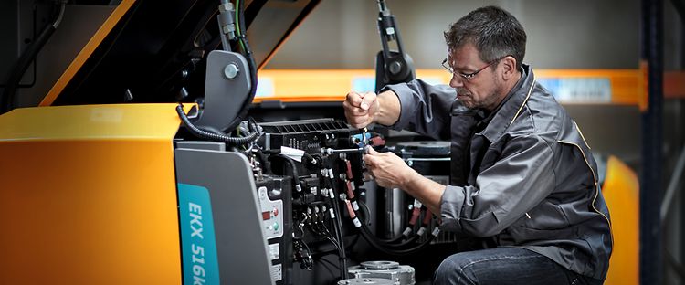 Pracownik serwisujący wózek widłowy
