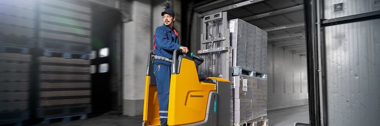 Onze elektrische stapelaar ERD 220 is beschikbaar met vast of opklapbaar platform.