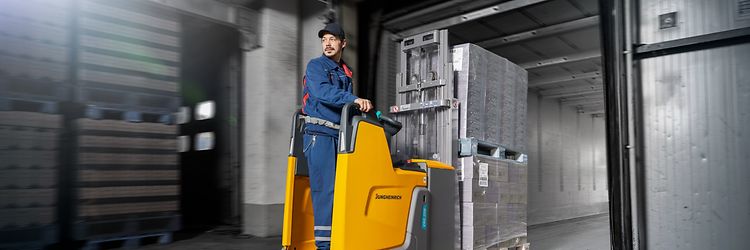 Onze elektrische stapelaar ERD 220 is beschikbaar met vast of opklapbaar platform.