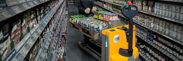 Onze elektrische stapelaar EMD 115i is ideaal voor het orderpicken in smalle gangen.