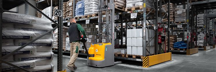 Avec notre gerbeur électrique EJC 216z, vous pouvez soulever des charges lourdes jusqu'à 6 mètres de hauteur.