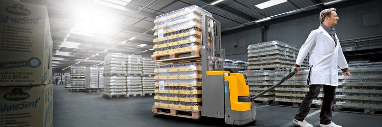 Avec notre gerbeur électrique EJD 220, vous pouvez transporter deux palettes en même temps.