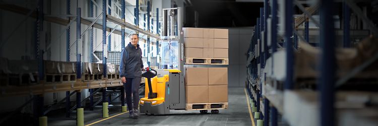 Zwiększenie efektywności transportu wewnętrznego dzięki Wózkom paletowym Jungheinrich (© Logistyka w przemyśle chemicznym i farmaceutycznym – bezpieczny transport)