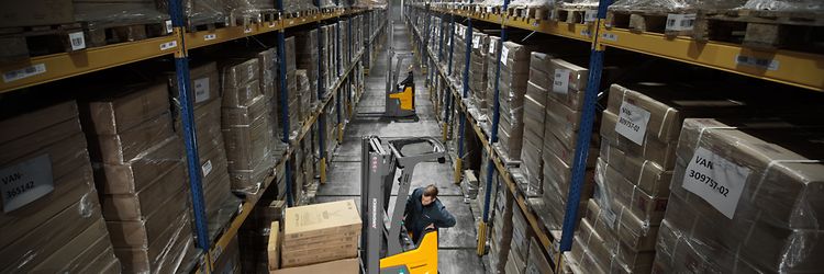 Efektywne magazynowanie towarów farmaceutycznych i chemicznych - Jungheinrich (© Logistyka leków i wyrobów kosmetycznych – wózki wysokiego składowania Jungheinrich)