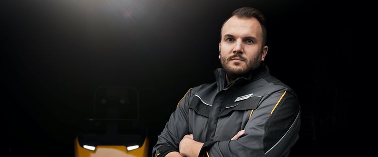 Jungheinrich servicetekniker står foran truck