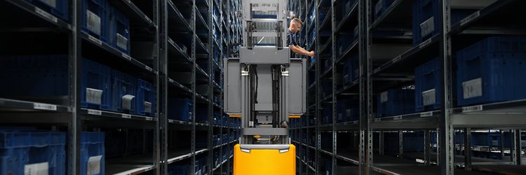 Content Picture Vertical Order Pickers High Performer