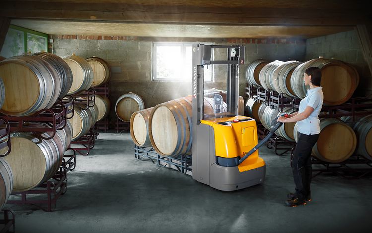 Přeprava sudů vysokozdvižným vozíkem