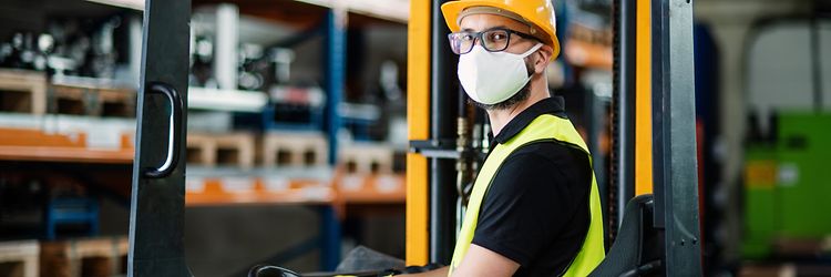Worker with mask, Covid 19 protective measures_[MAM-55072]
