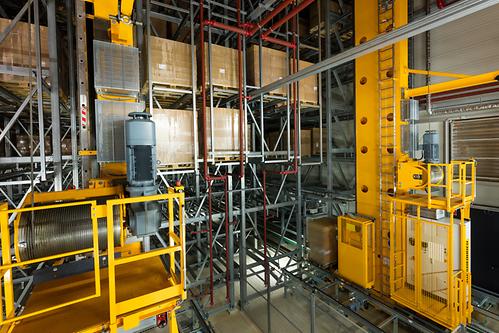 Jungheinrich magazijnkraan in rekken magazijn