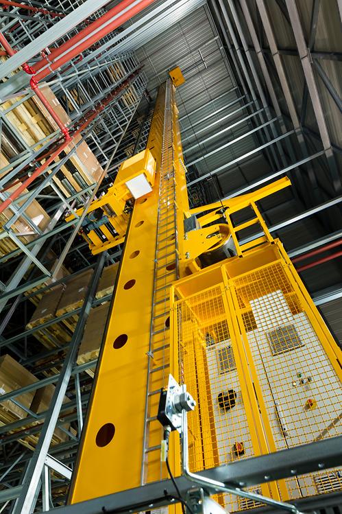 Jungheinrich magazijnkraan in rekken magazijn